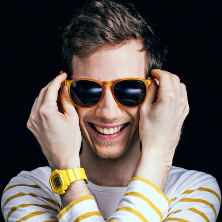 PV Nova, un type qui porte des lunettes de soleil à l'intérieur et ça nous pose aucun problème